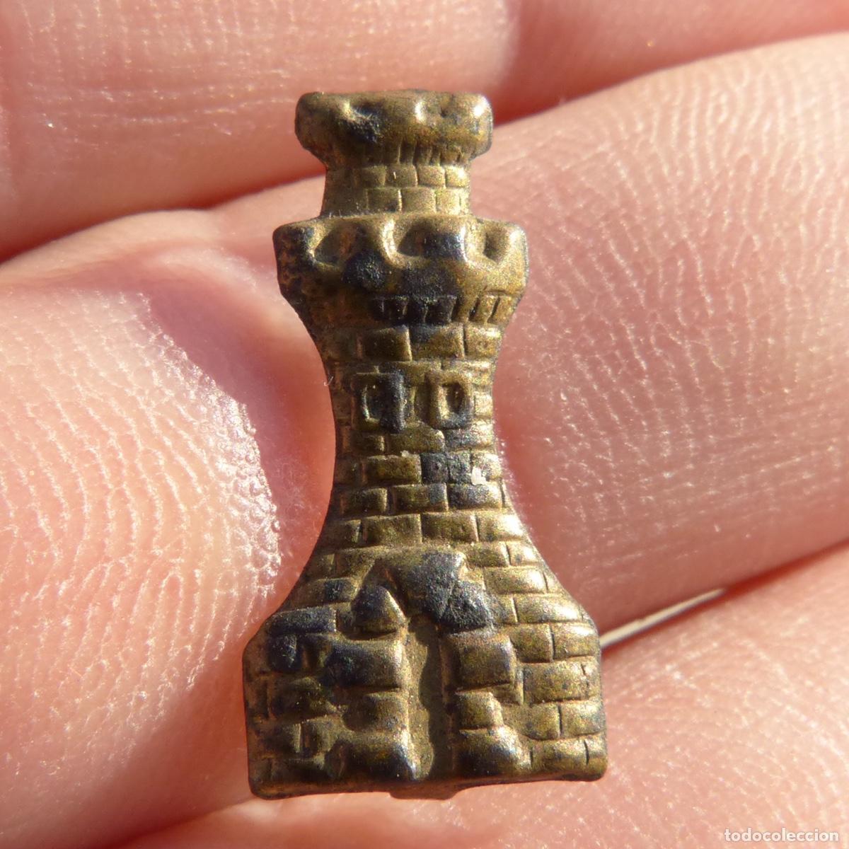 Militaria: Antigua insignia, torre de ingenieros, 2cm, 0,67gr.