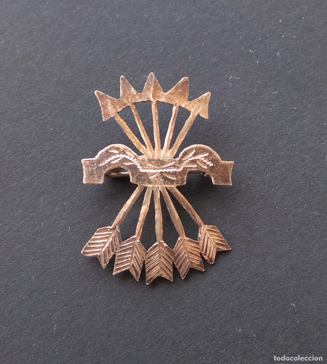 Militaria: INSIGNIA PATRI&Oacute;TICA. FALANGE. YUGO Y FLECHAS. EN PLATA. 2,9 CM DE ALTO.