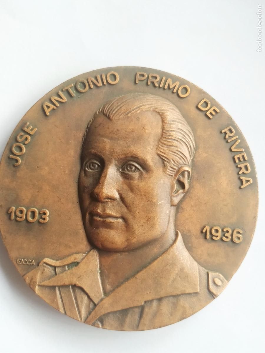 Militaria: Medalla bronce Jos&eacute; Antonio Primo de Rivera (1909 -1936) Fundador de la Falange, yugo y flechas