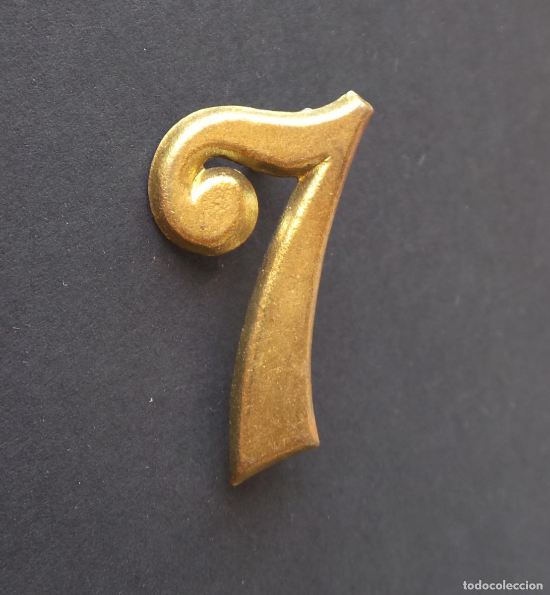 Militaria: DISTINTIVO NUMERAL DE CUELLO N&ordm; 7.- 3,5 CM ALTO. APROX.