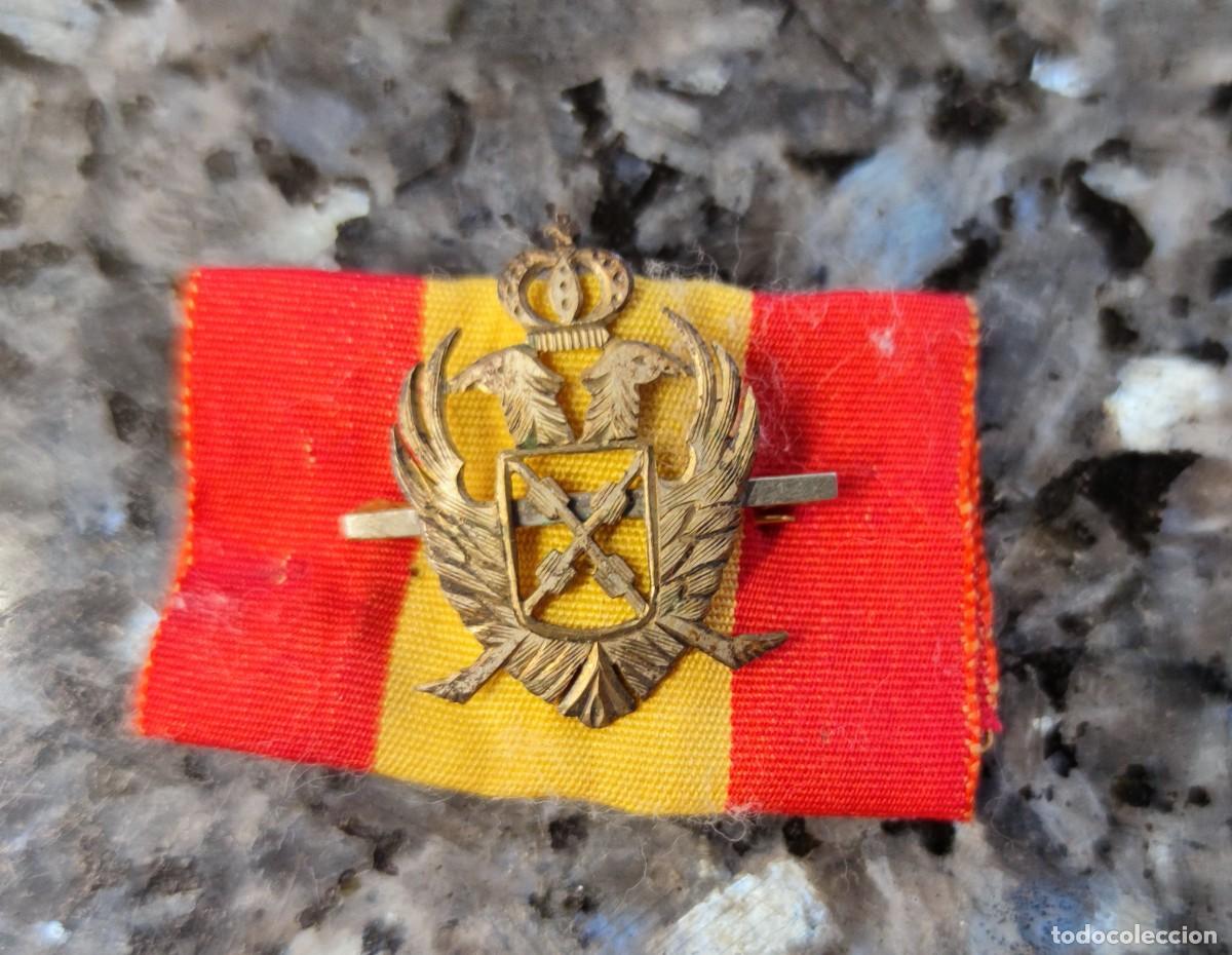 Militaria: Insignia carlista sobre tela Bandera Espa&ntilde;a