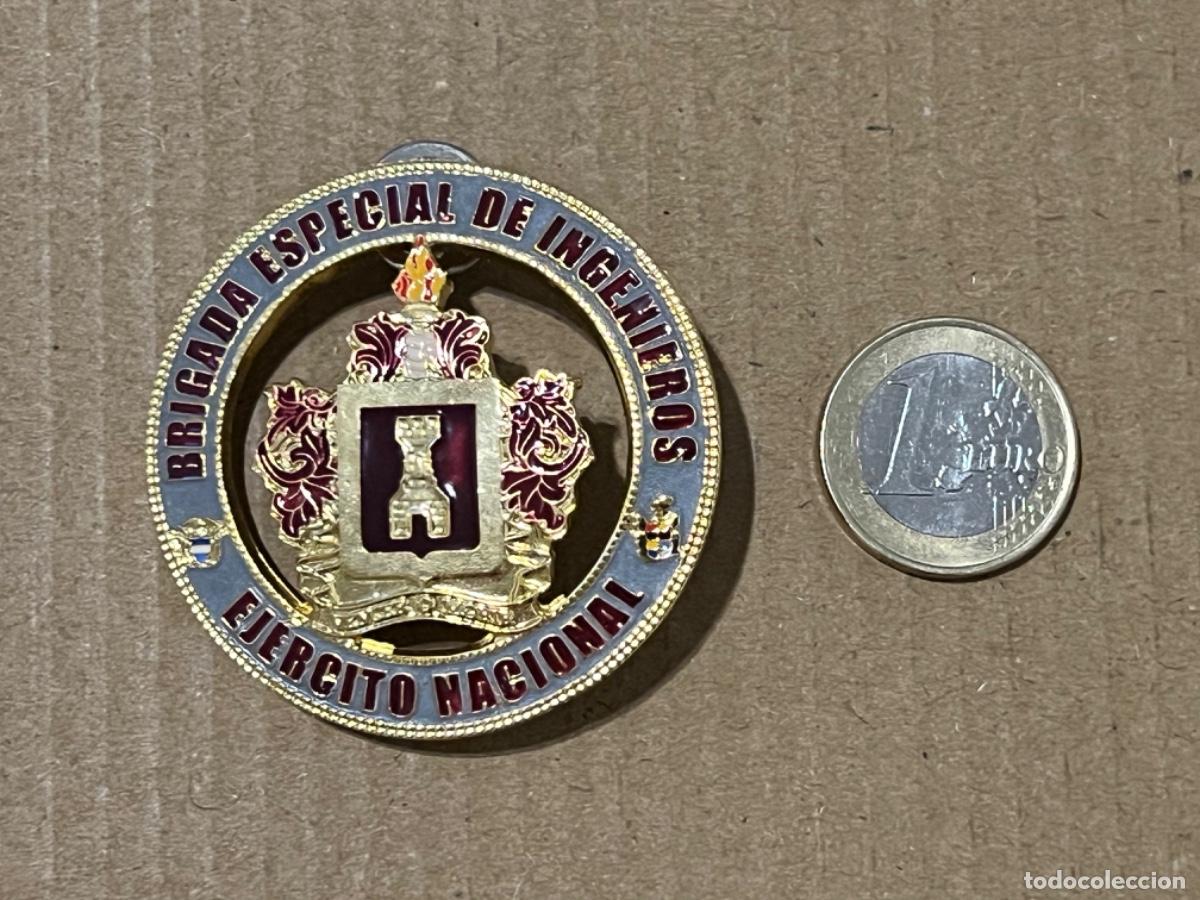 Militaria: Insignia de metal militar EJ&Eacute;RCITO NACIONAL COLOMBIA brigada de ingenieros