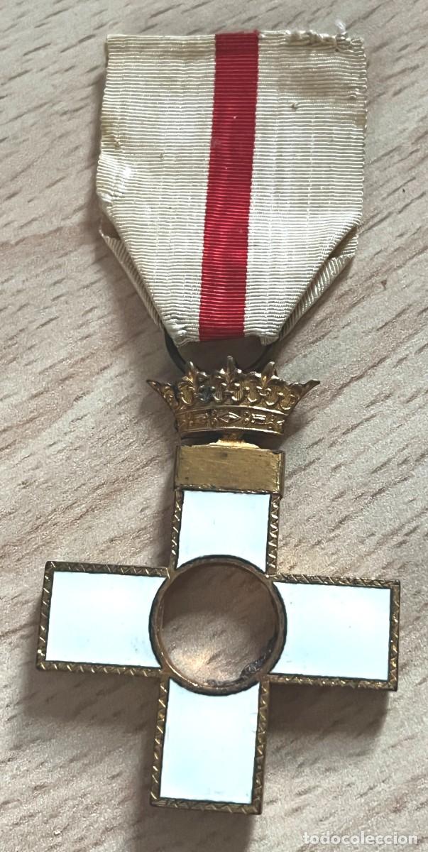 Militaria: Medalla al merito con distintivo blanco con cinta, a la que le faltan los dos escusones delantero