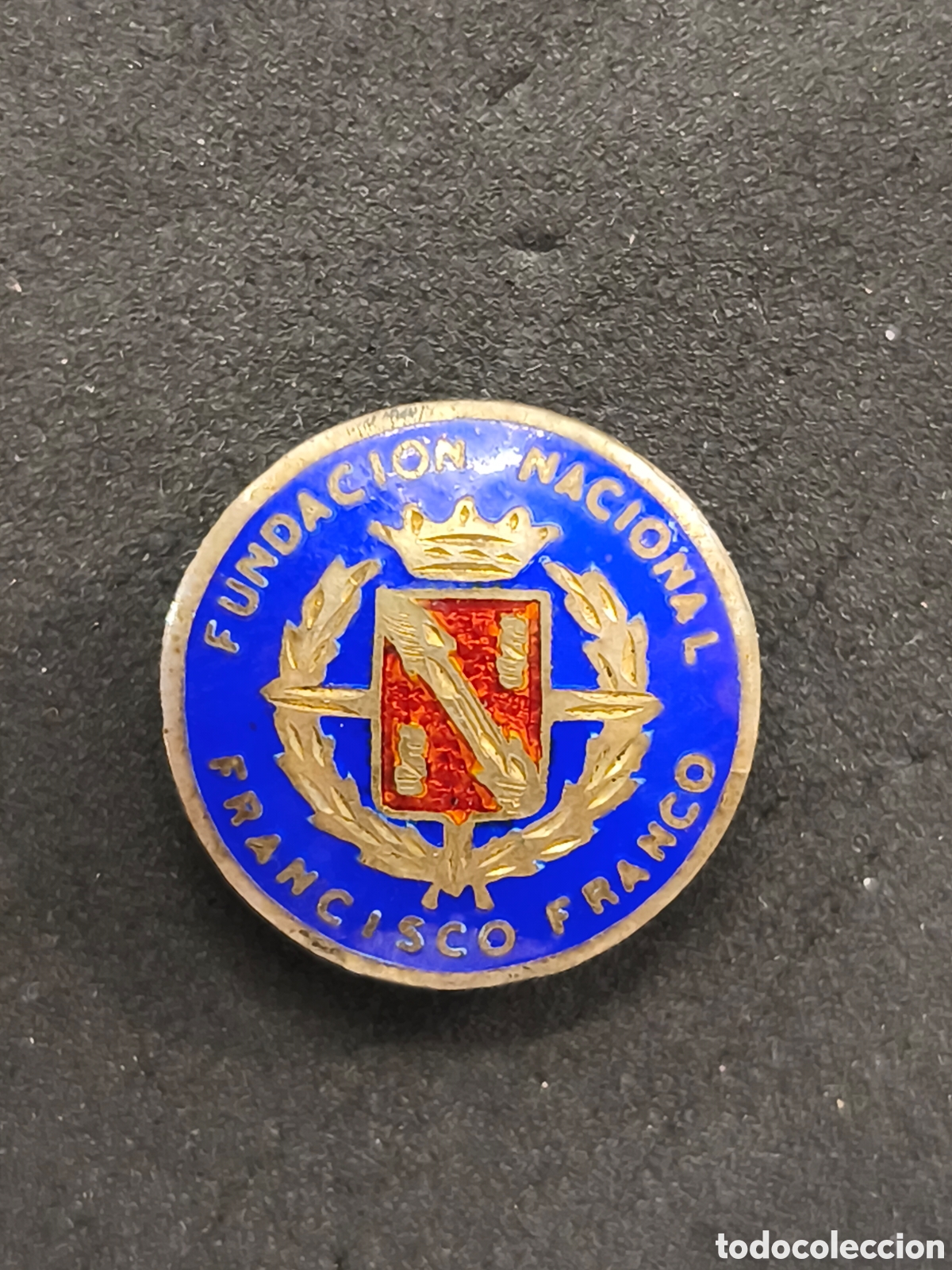 Militaria: INSIGNIA ESMALTADA PIN DE OJAL - FUNDACI&Oacute;N NACIONAL FRANCISCO FRANCO, plata