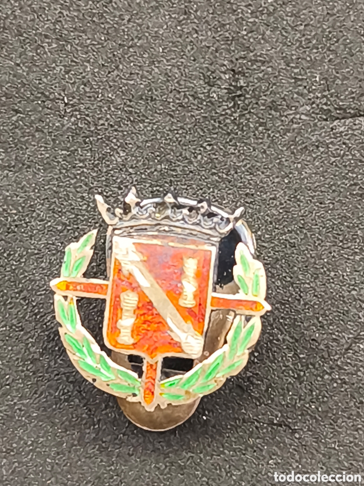 Militaria: Insignia esmaltada de la Guardia de Franco