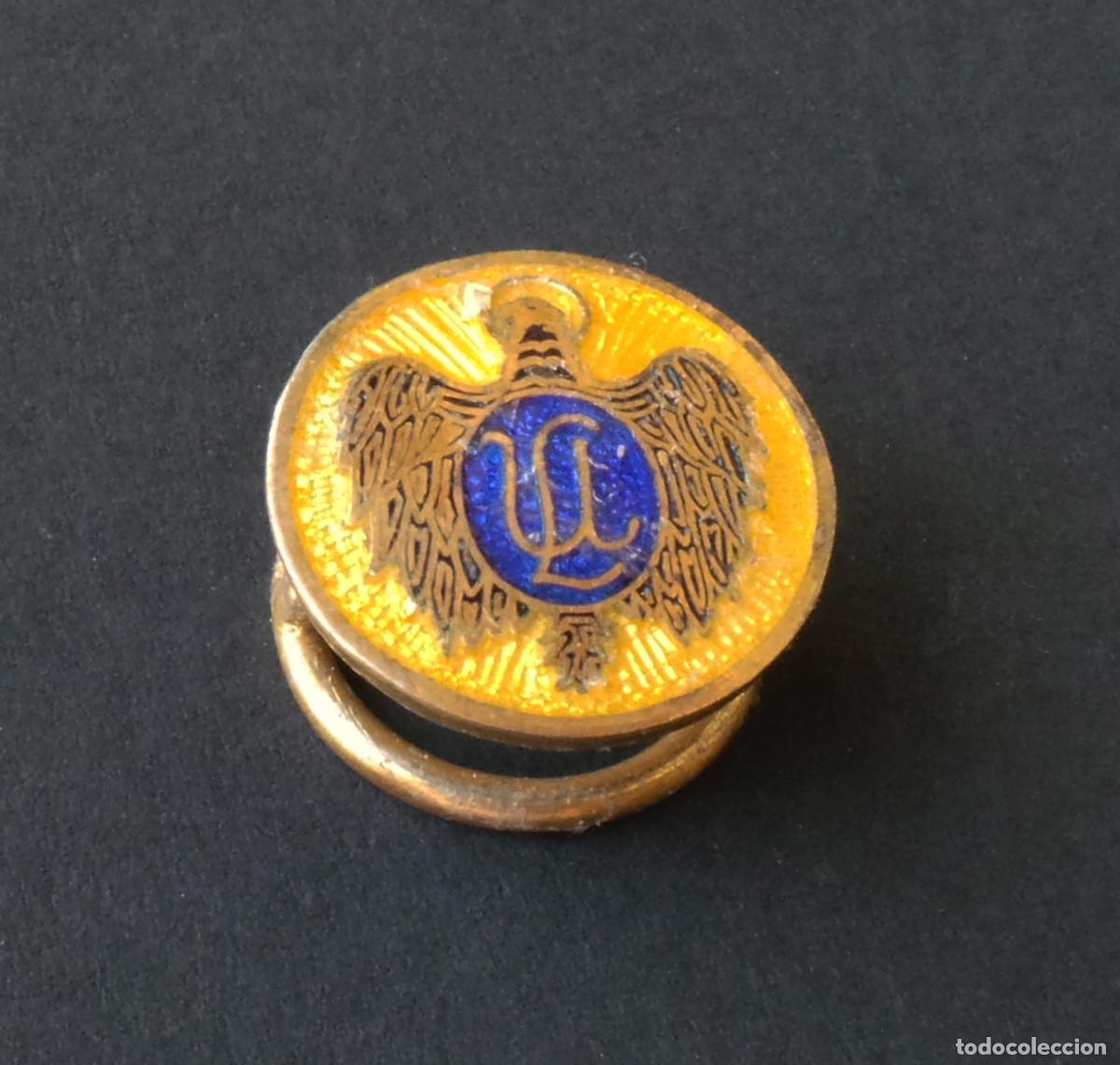 Militaria: INSIGNIA DE SOLAPA CON &Aacute;GUILA DE SAN JUAN EN EL FONDO Y ANAGRAMA ENTRELAZADO.