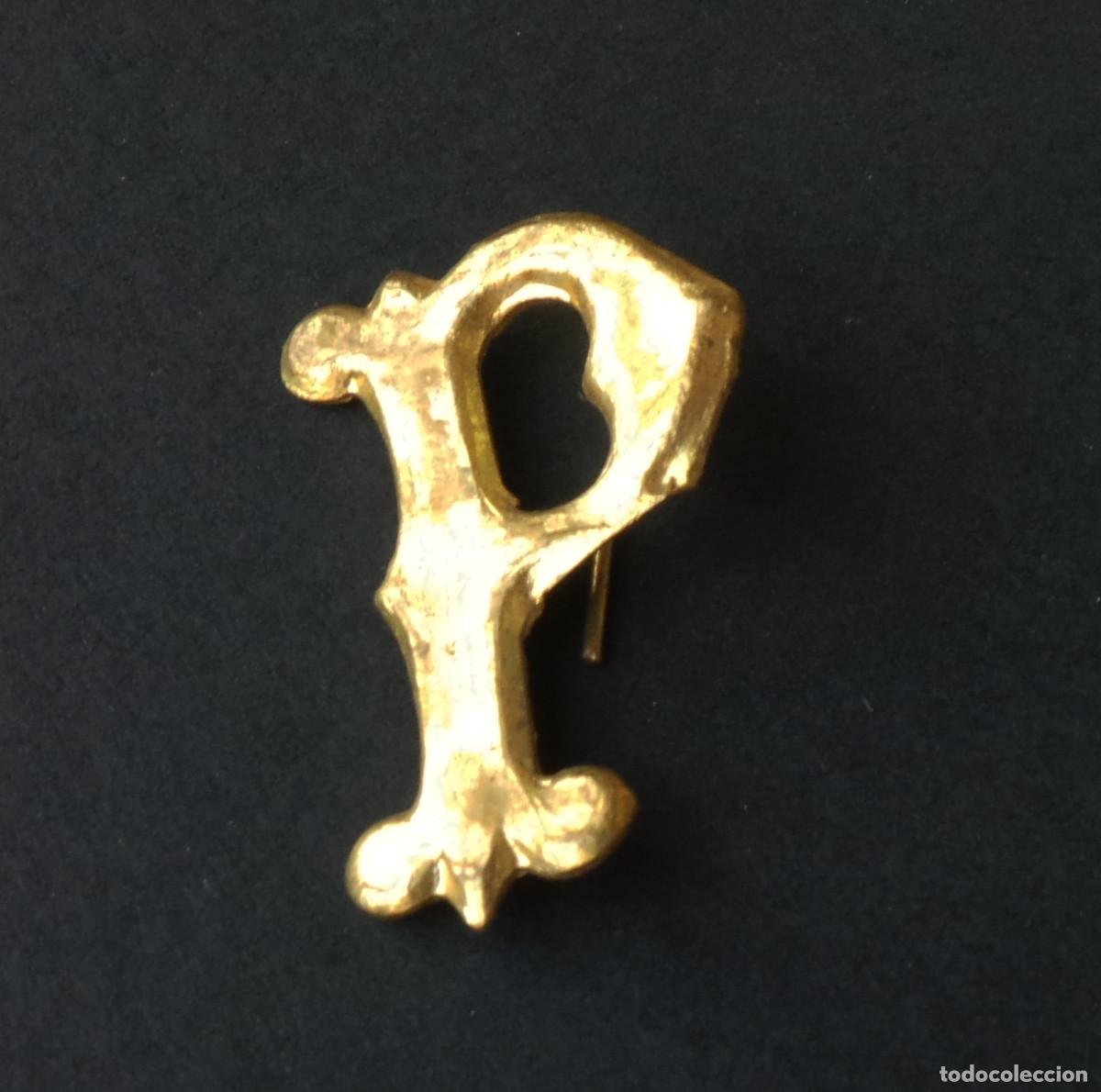 Militaria: DISTINTIVO, INSIGNIA DE SOLAPA LETRA.