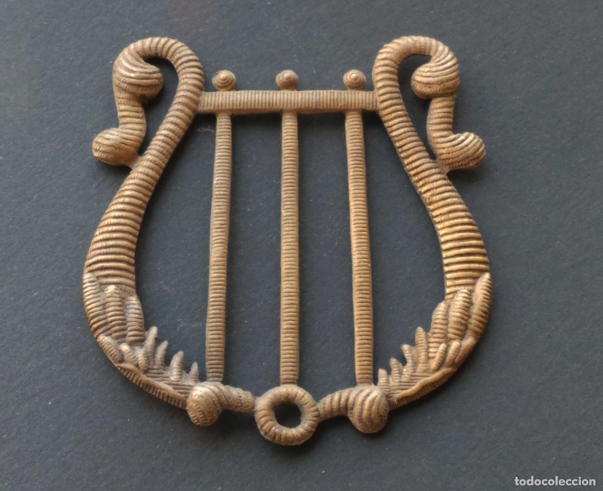 Militaria: DISTINTIVO LIRA.(CUERPO DE MUSICOS). PARA GORRA DE PLATO 5,5 CM DE ALTA