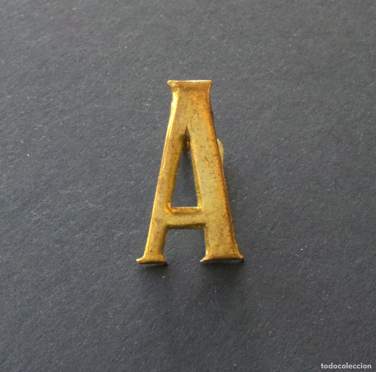 Militaria: INSIGNIA DISTINTIVO LETRA C.- 2 CM DE ALTO. APROX.