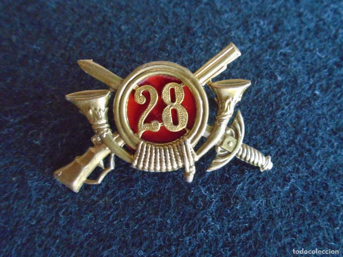 Militaria: (MI-260538)EMBLEMA DE INFANTERIA DE ALFONSO XIII REPUBLICANIZADO DEL REGIMIENTO N&ordm;28