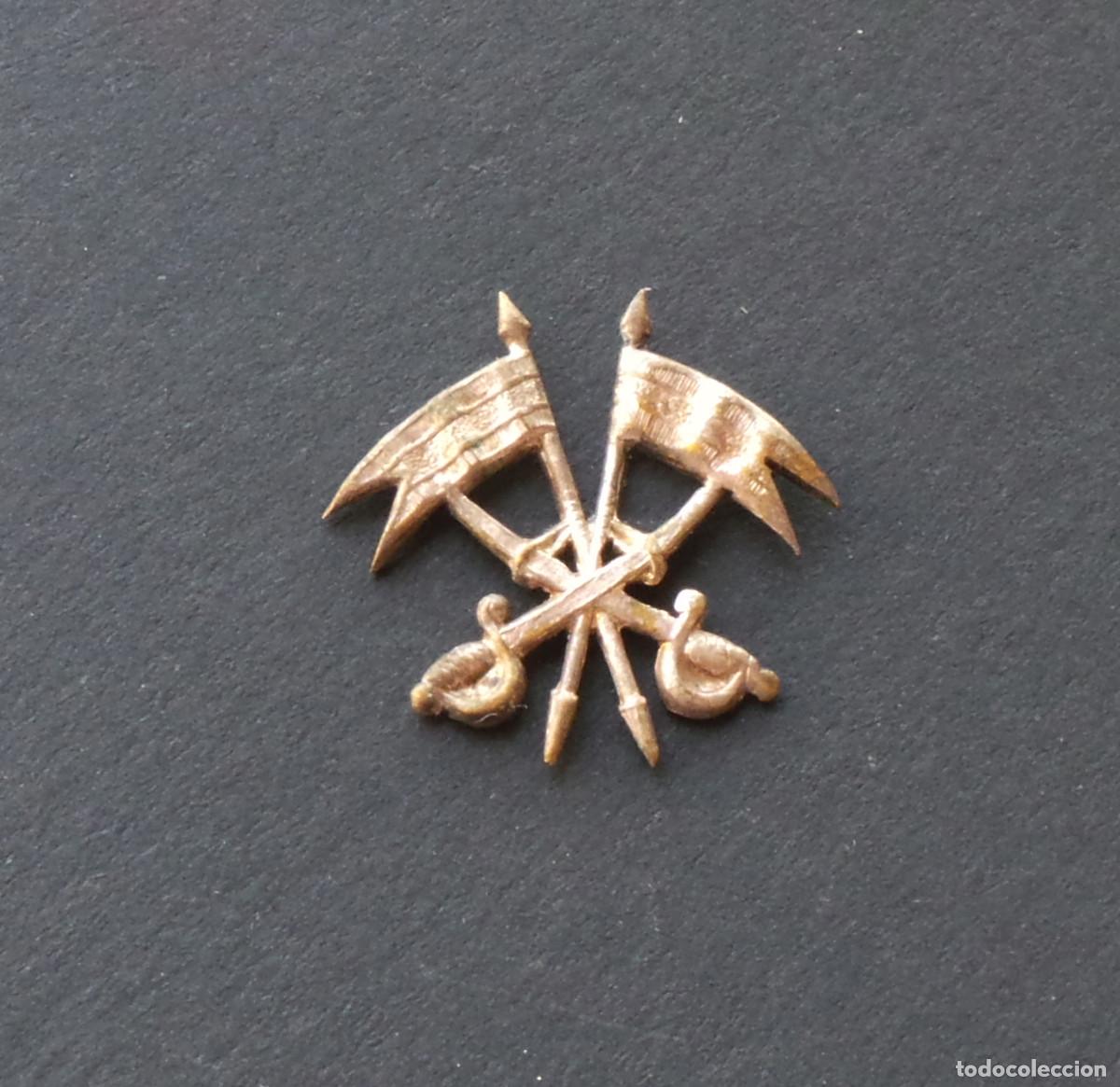 Militaria: INSIGNIA, DISTINTIVO DE CABALLER&Iacute;A. PARA GALLETA. 1,7 CM DE ALTO, APROX.