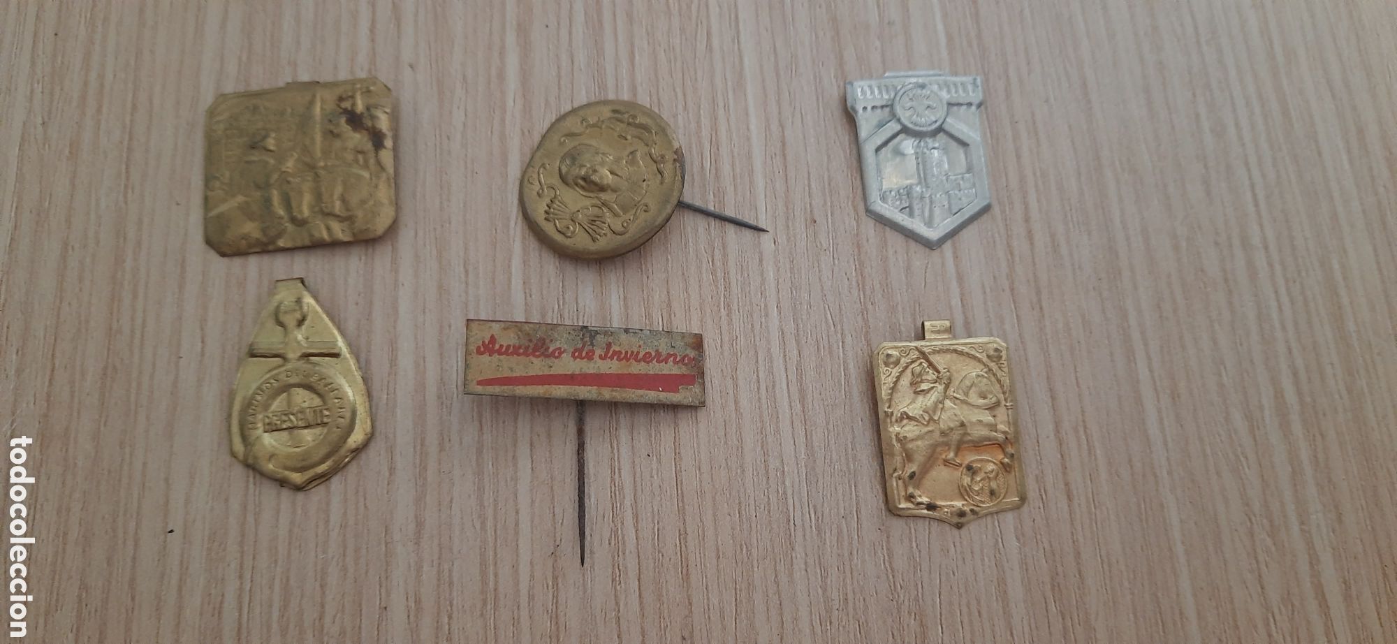 Militaria: Chapas insignias auxilio social