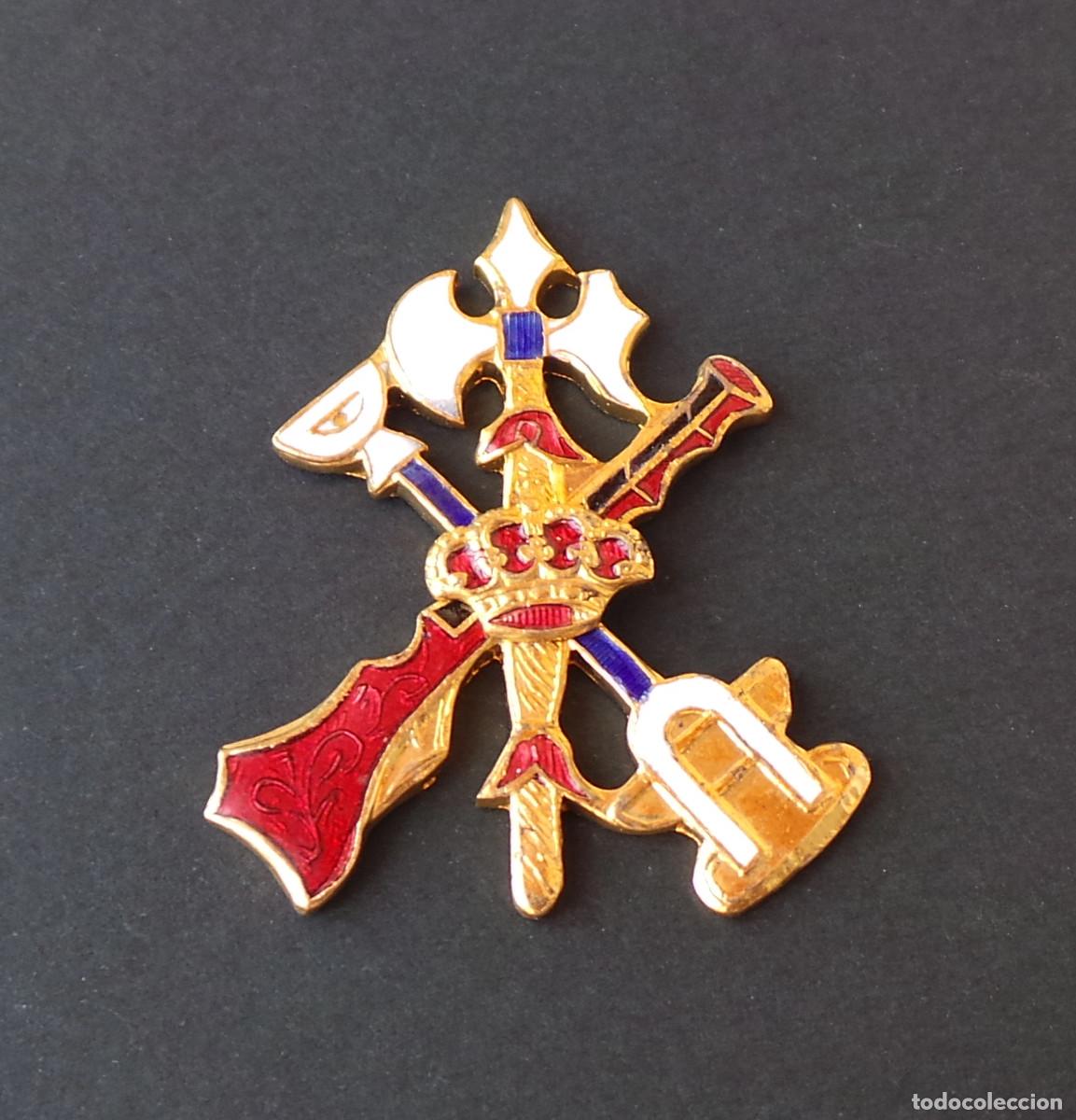 Militaria: DISTINTIVO DE PERMANENCIA DE LA LEGI&Oacute;N. INSIGNIA MET&Aacute;LICA ESMALTADA. 4 CM DE ALTO.