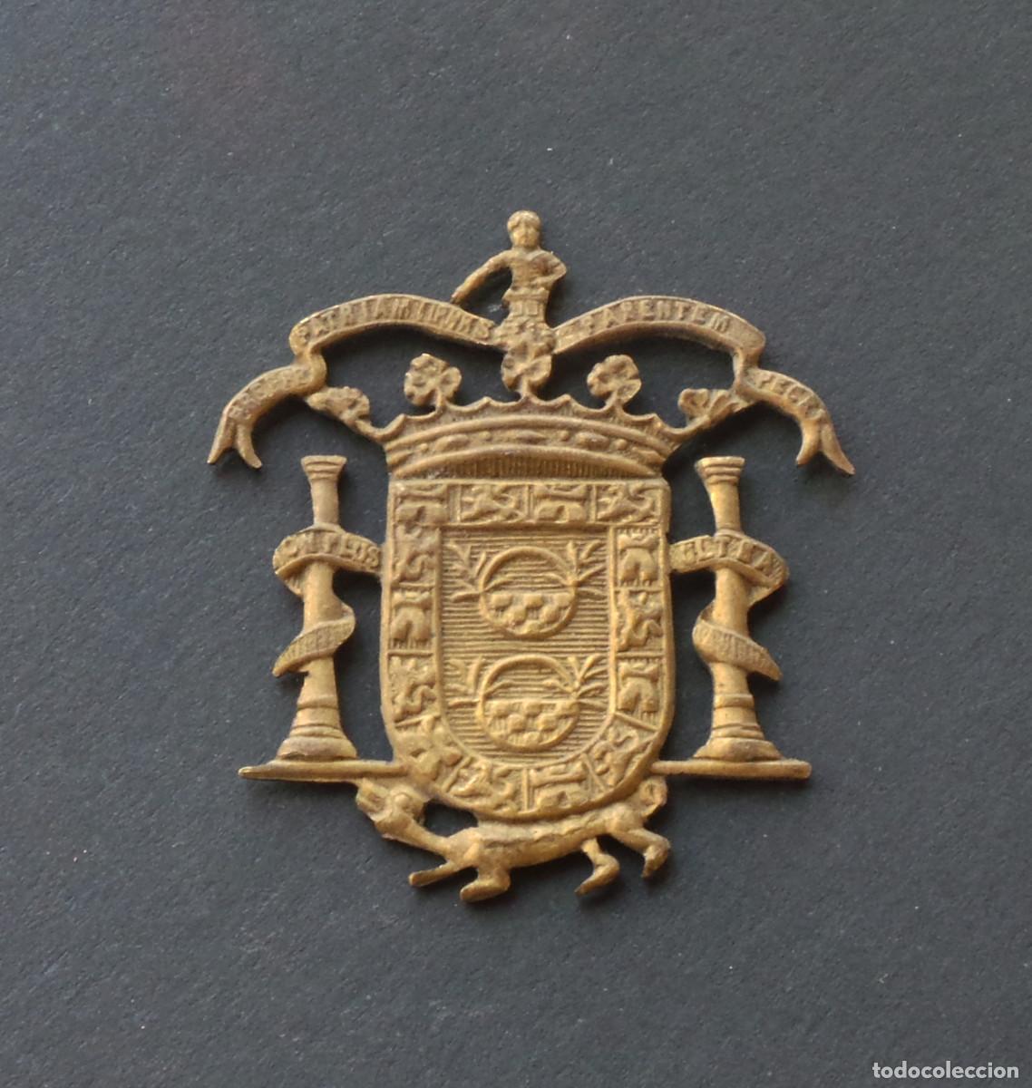 Militaria: INSIGNIA ESCUDO DE LA CIUDAD DE MELILLA. 4 CM ALTO APROX.