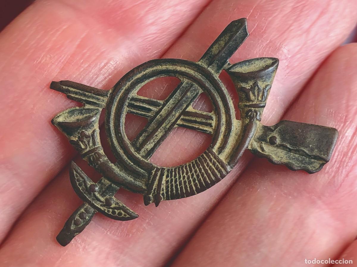 Militaria: Lote Recuperaci&oacute;n. Insignia Infanter&iacute;a. Frente Guadalajara. Guerra Civil. Ej&eacute;rcito Popular
