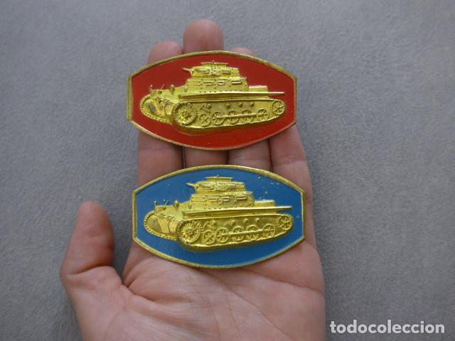 Militaria: Lote 2 antiguos emblemas originales de tanquista espa&ntilde;ol, uno rojo y otro en azul. Insignia Tanque.