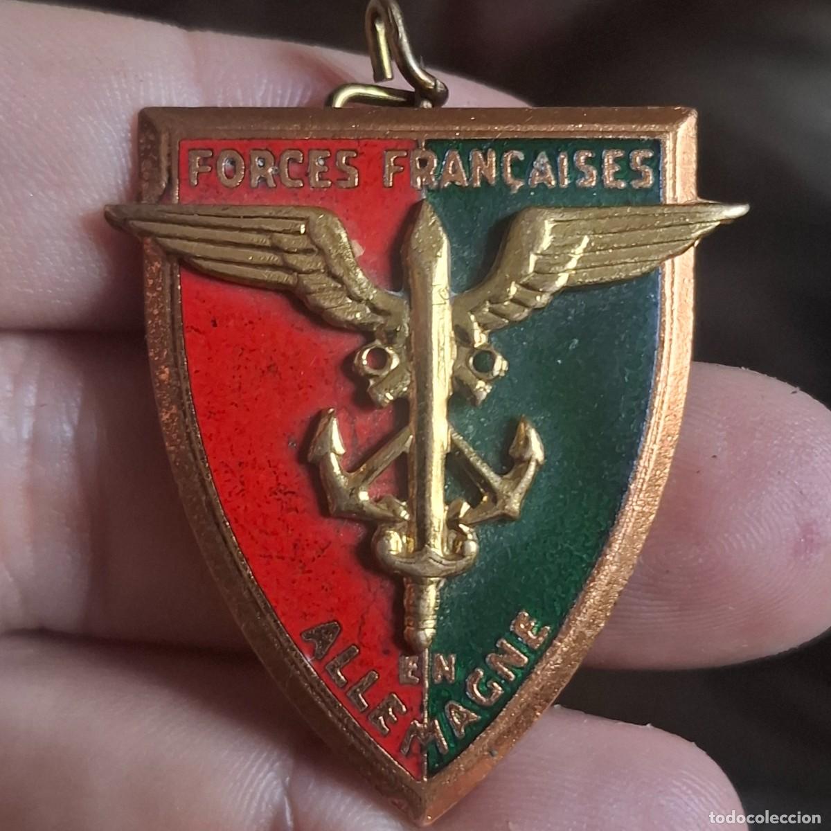 Militaria: Antigua insignia militar de las Fuerzas Francesas en Alemania. Laton esmaltado.