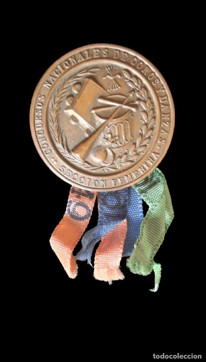 Militaria: (MI-260601)INSIGNIA SECCI&Oacute;N FEMENINA CONCURSO NACIONALES DE COROS Y DANZAS