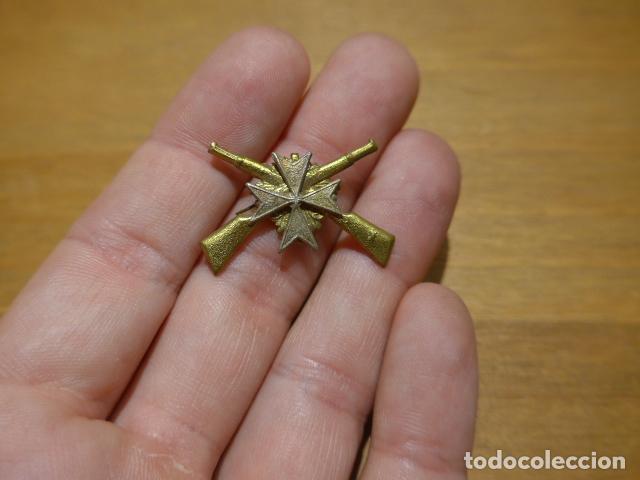 Militaria: Antigua insignia o emblema original de carabineros de sanidad, republicana de guerra civil