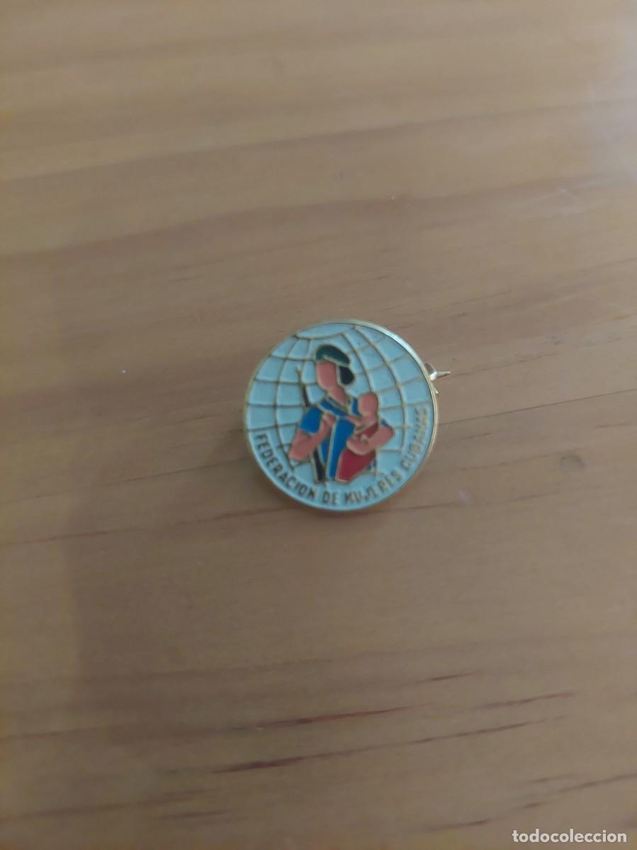 Militaria: PIN FEDERACION DE MUJERES CUBANAS - CUBA REVOLUCION PARTIDO COMUNISTA