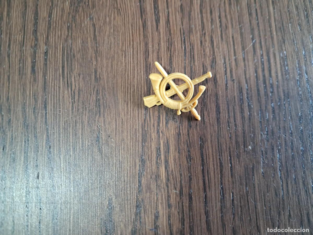 Militaria: insignia de infanter&iacute;a de pl&aacute;stico, a&ntilde;os 90. original de ejercito de tierra.