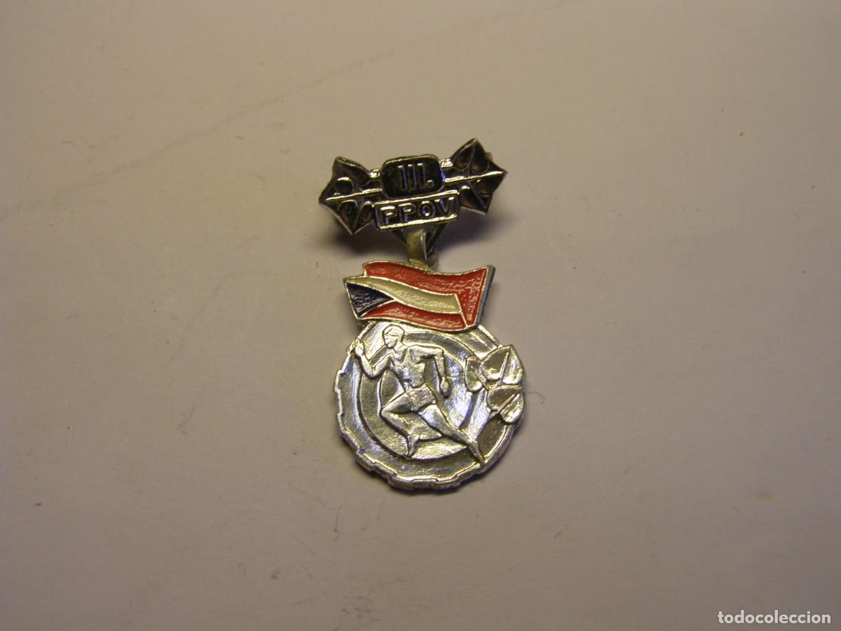 Militaria: Vieja insignia comunista.
