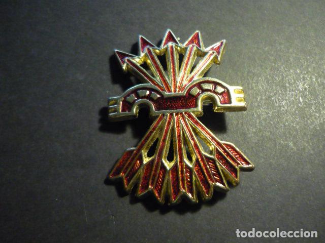 Militaria: YUGO Y FLECHAS FALANGE ESPA&Ntilde;OLA EN METAL Y ESMALTE 6 X 4 CM