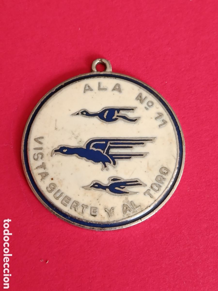 Militaria: INSIGNIA DEL ALA 11 DEL EJ&Eacute;RCITO DEL AIRE. ESMALTADA.