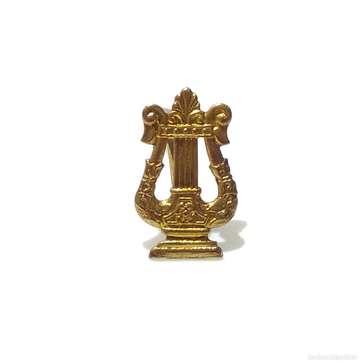 Militaria: DISTINTIVO DE CUELLO M&Uacute;SICO.