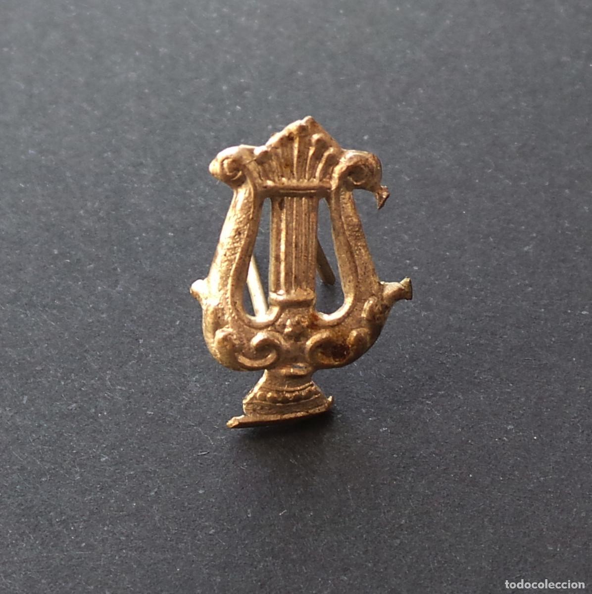 Militaria: DISTINTIVO DE CUELLO M&Uacute;SICO. PLATEADA.