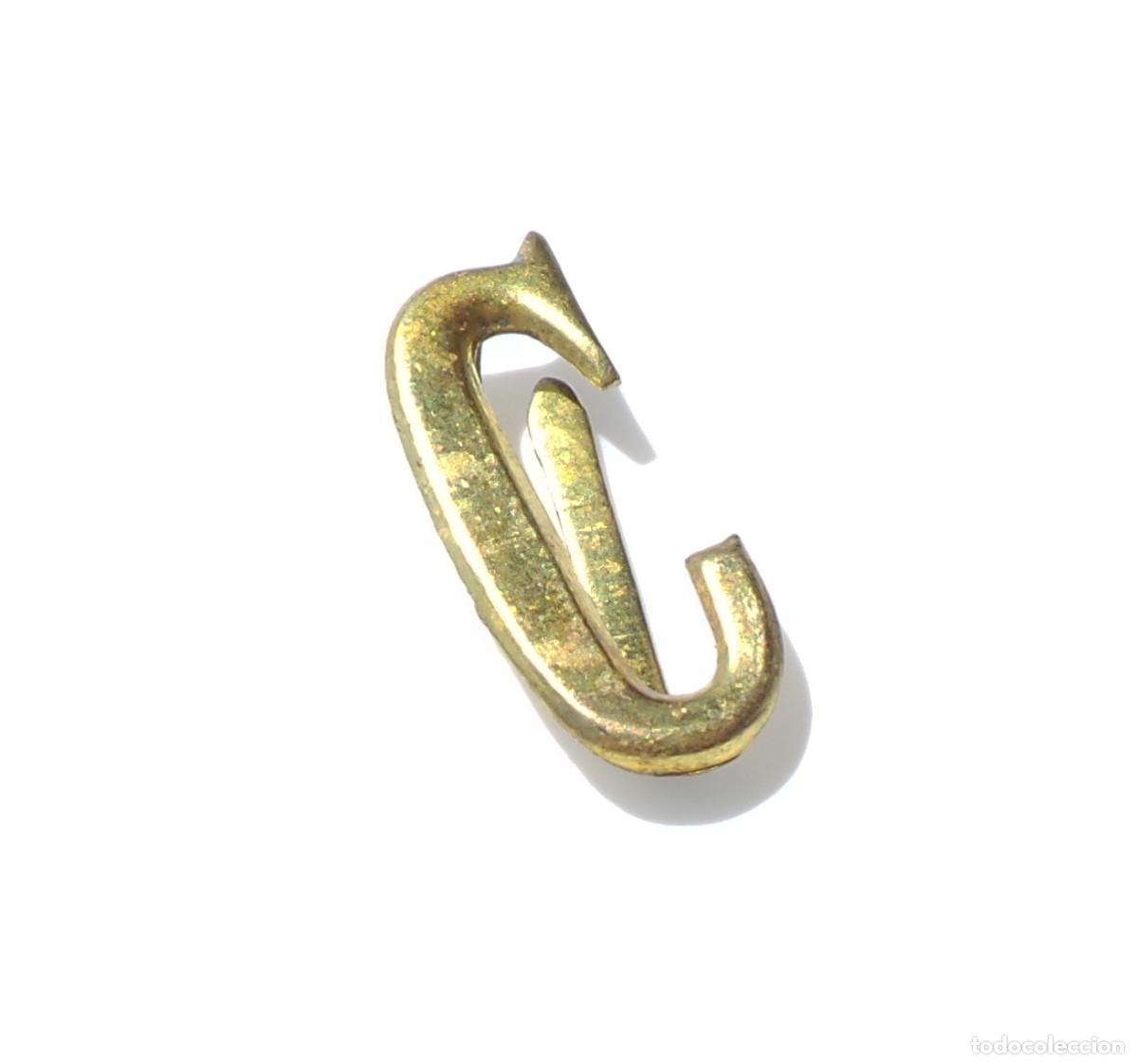 Militaria: DISTINTIVO DE CUELLO LETRA C.- 2,1 CM ALTO. APROX.