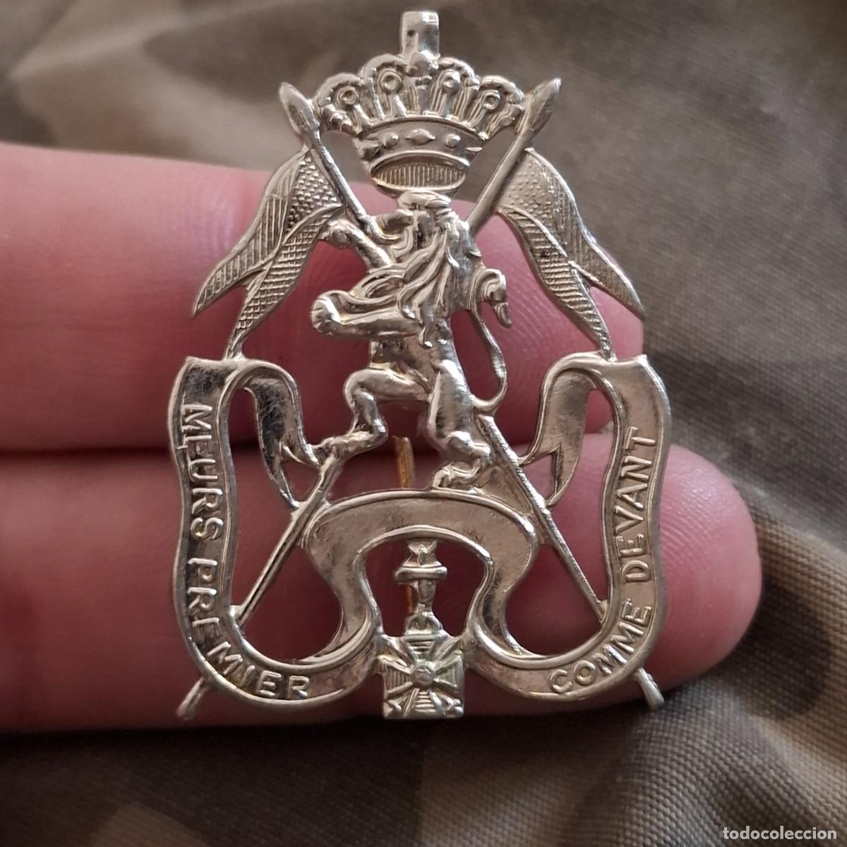 Militaria: Insignia met&aacute;lica blanca para gorra de tropa del 2.&ordm; Regimiento de Lanceros belga (anterior a 1994).
