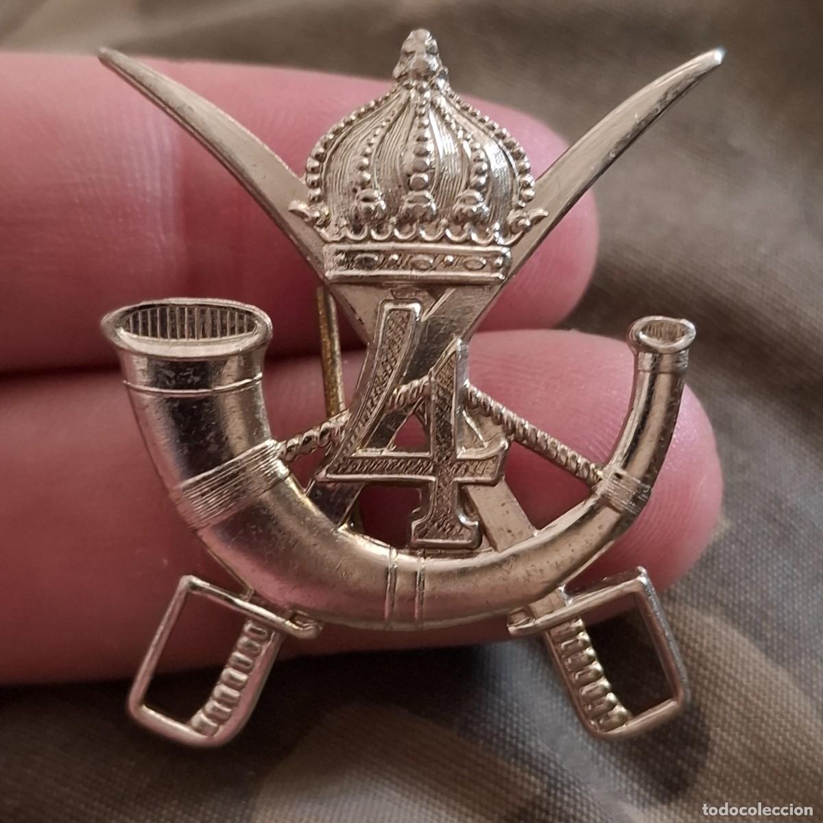 Militaria: Insignia met&aacute;lica de gorra de tropa del 4.&ordm; Regimiento de Cazadores a Caballo de B&eacute;lgica