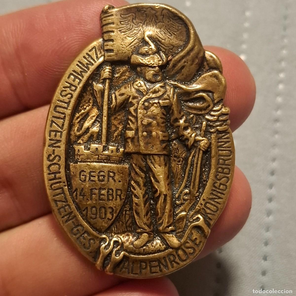Militaria: Antigua insignia alemana. Sociedad de tiradores de sal&oacute;n con rifle. 1903.