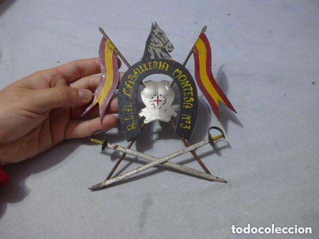 Militaria: Antiguo gran emblema de hierro pintado de caballeria de Montesa 3, original.