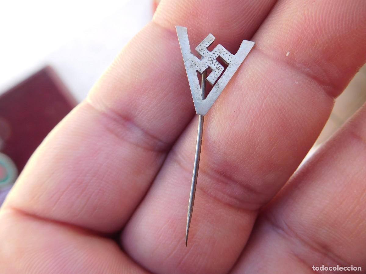 Militaria: Aguja antigua insignia esvastica y V de victoria?