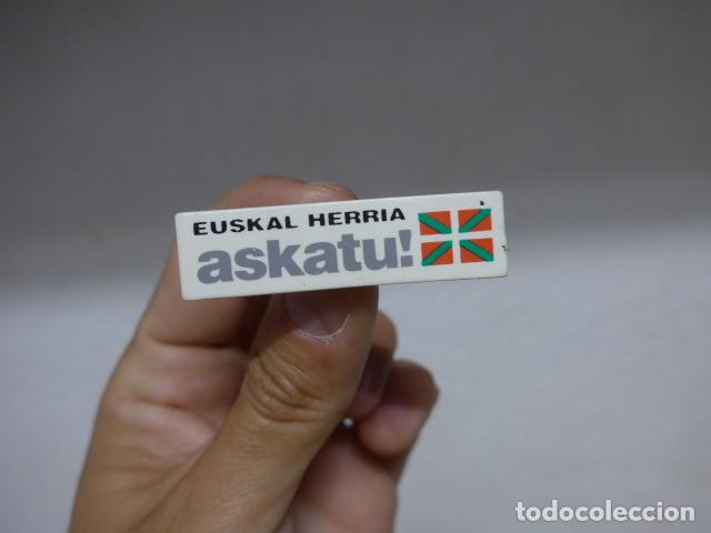 Militaria: Antigua chapa o insignia original de euskal herria askatu, independentista vasca,transicion politica