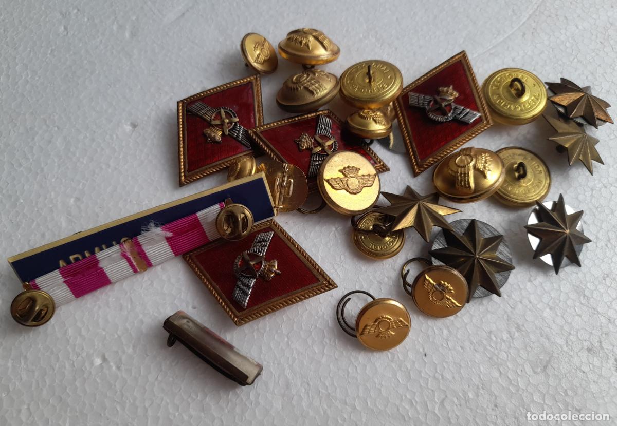 Militaria: Ej&eacute;rcito del Aire. Aviaci&oacute;n. Conjunto de piezas para el uniforme. A&ntilde;os 80.