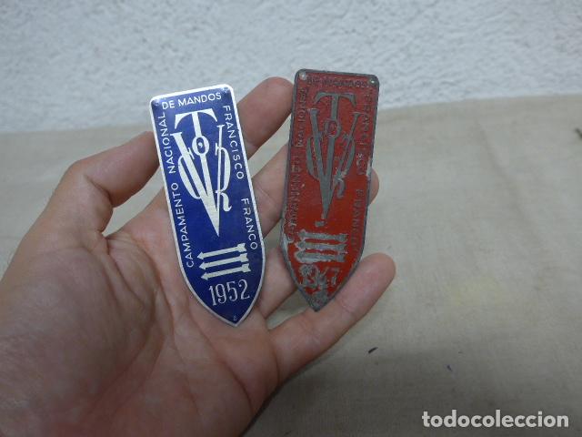 Militaria: Lote 2 antigua insignia del Campamento Nacional de Mandos Francisco Franco 1947 y 1952, falange