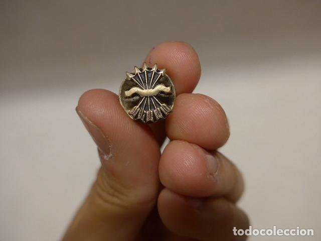 Militaria: Antigua insignia de la falange, original. Guerra civil