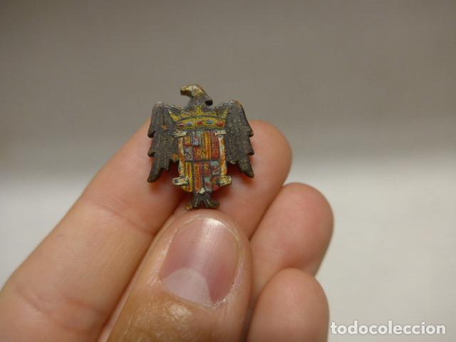 Militaria: Antigua insignia con el escudo franquista en madera pintada, original, guerra civil, Franco
