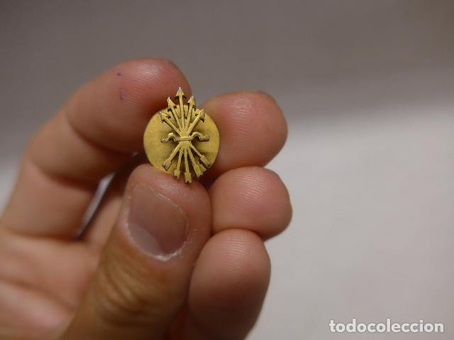 Militaria: Antigua insignia original de Falange, raro formato, guerra civil