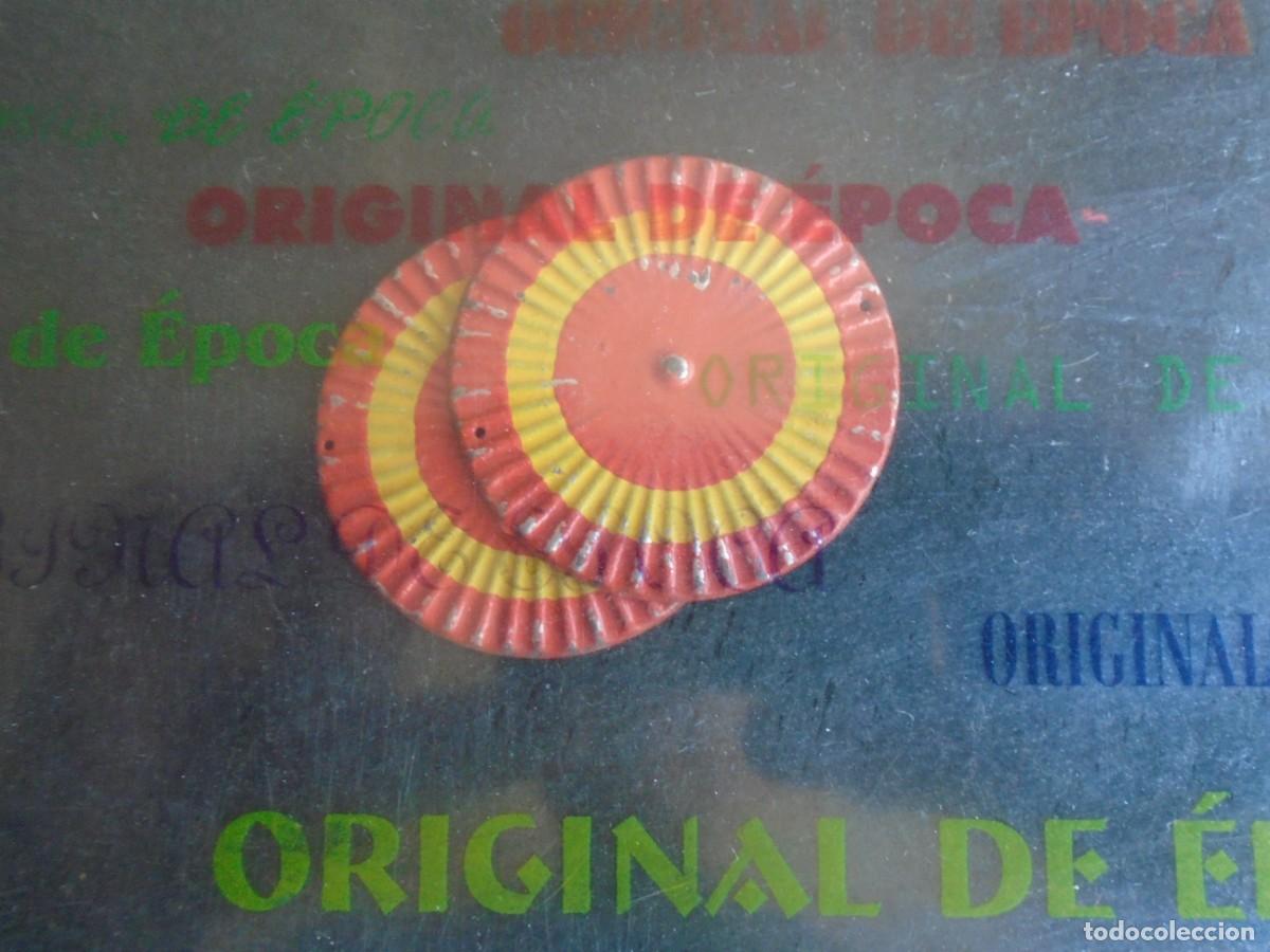 Militaria: (MI-260615)LOTE DE 2 ESCARAPELAS METALICAS CON LA BANDERA DE ESPA&Ntilde;A - EFECTOS MILITARES CASTELLS ?