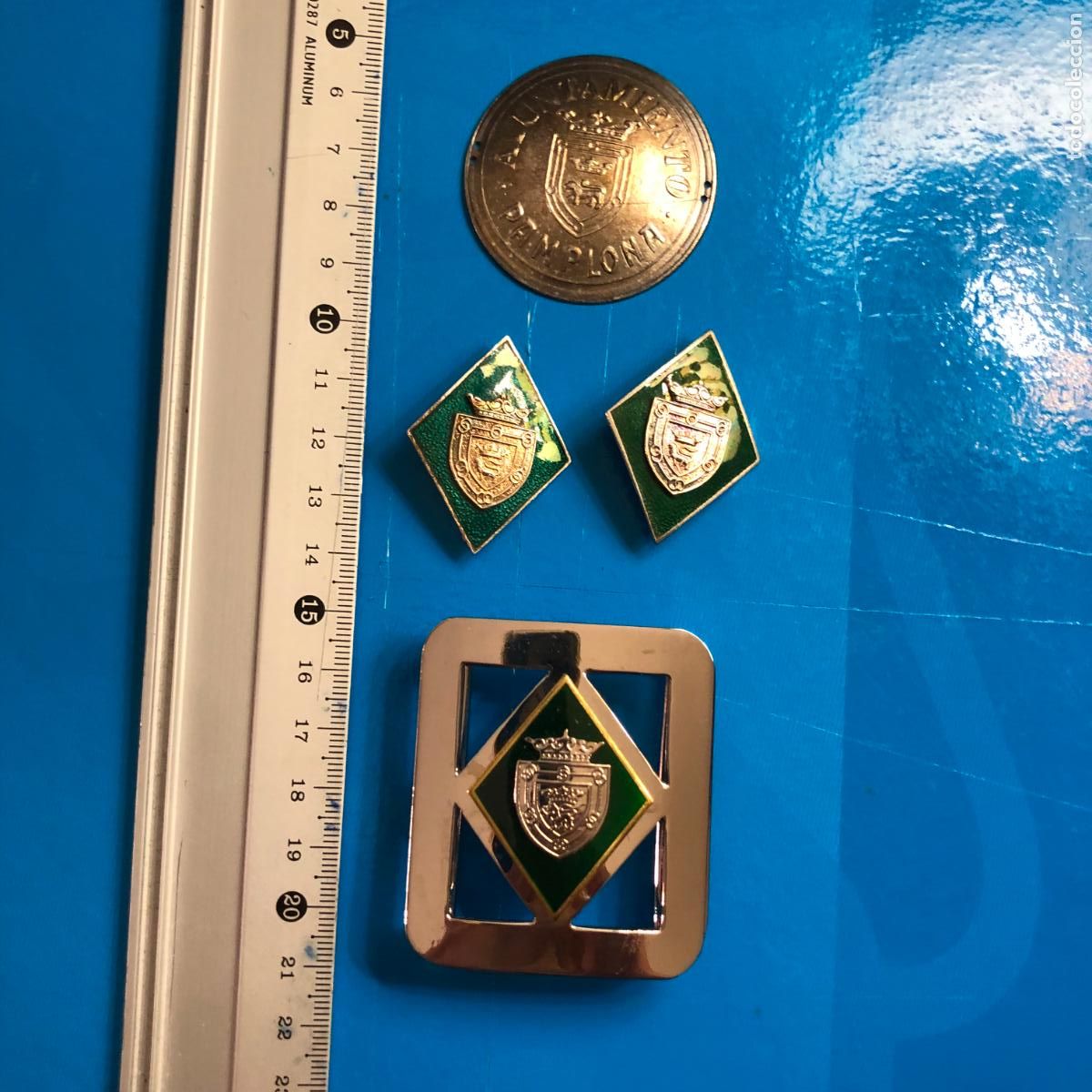 Militaria: POLIC&Iacute;A LOCAL PAMPLONA, HEBILLA, CHAPA BOINA Y PAR ROMBOS10