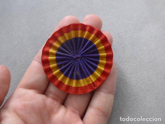 Militaria: Antigua gran escarapela con bandera republicana, original de epoca republica y guerra civil.