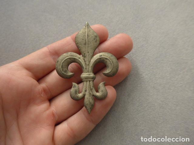 Militaria: Antiguo gran emblema flor de lis de la Casaca de Escolta real o de oficial de la Guerra Carlista