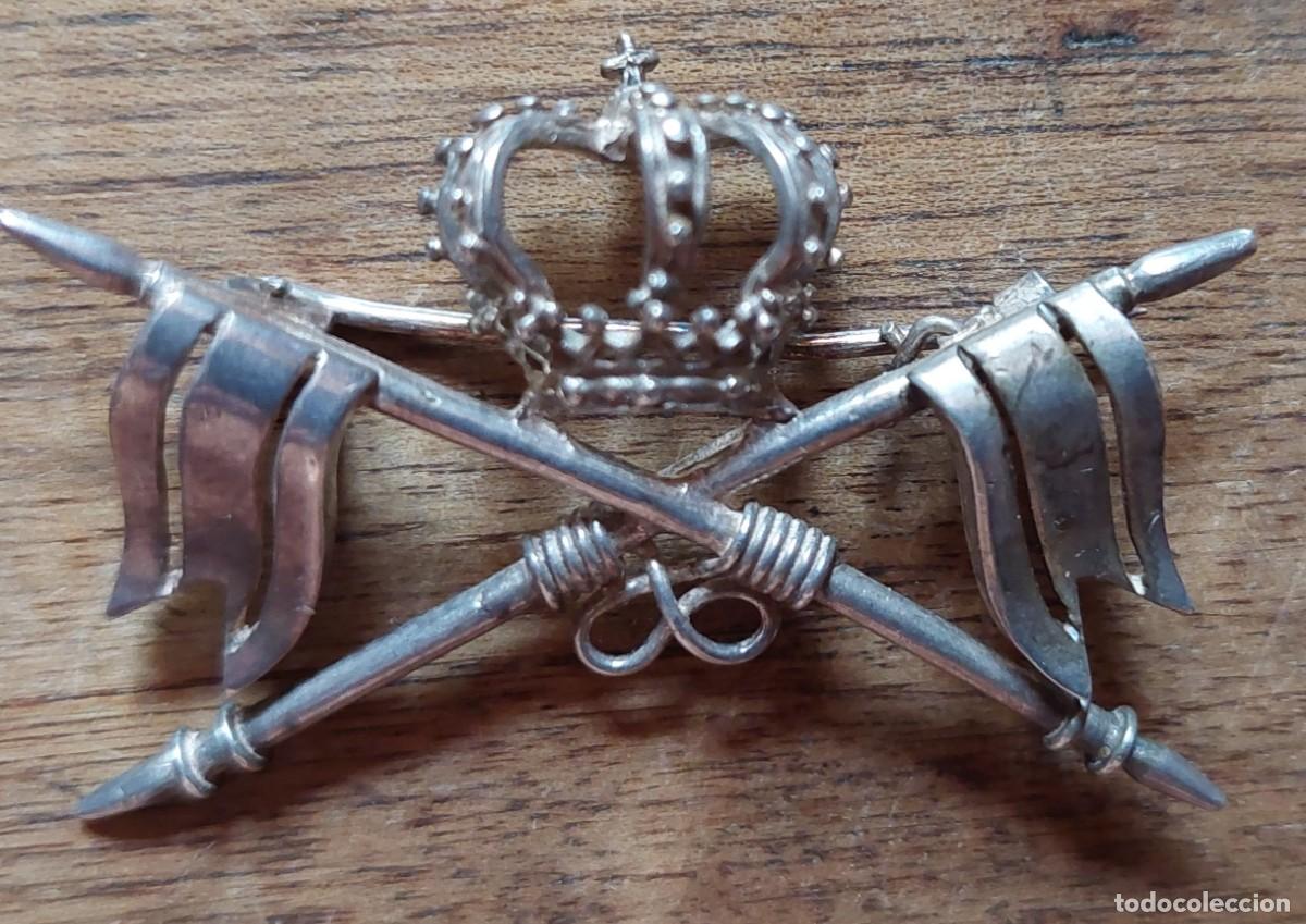 Militaria: Magn&iacute;fica insignia en plata de Caballeria Alfonsina