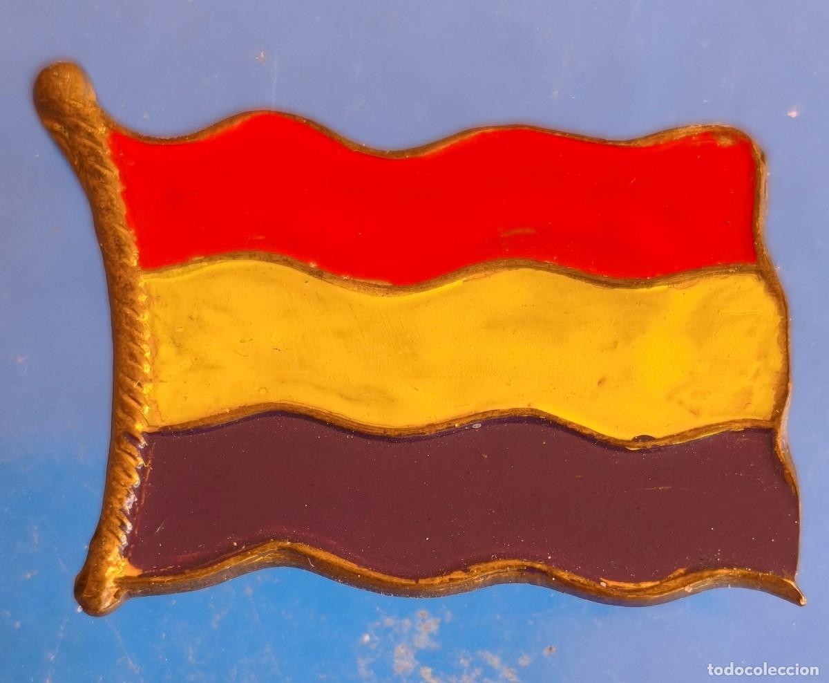 Militaria: Distintivo / Insignia. Bandera Republicana. &iquest;Finales de la d&eacute;cada de los a&ntilde;os 70?