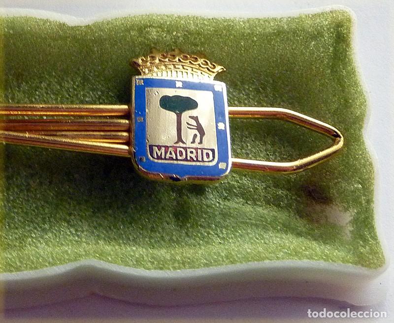 Militaria: PASADOR DE CORBATA - AYUNTAMIENTO DE MADRID - BA&Ntilde;O DORADO Y ESMALTE - CON CAJA ORIGINAL - NUEVO