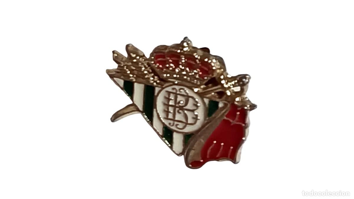 Militaria: PIN OFICIAL ESCUDO REAL BETIS BALOMPI&Eacute; - METAL DORADO ESMALTADO - A&Ntilde;OS 60/70 - RETRO